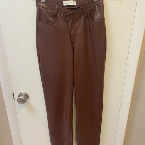 Abercrombie Curve Love Criss-Cross Waistband Vegan Leather 90s Straight Pants - Picture 4 of 7
